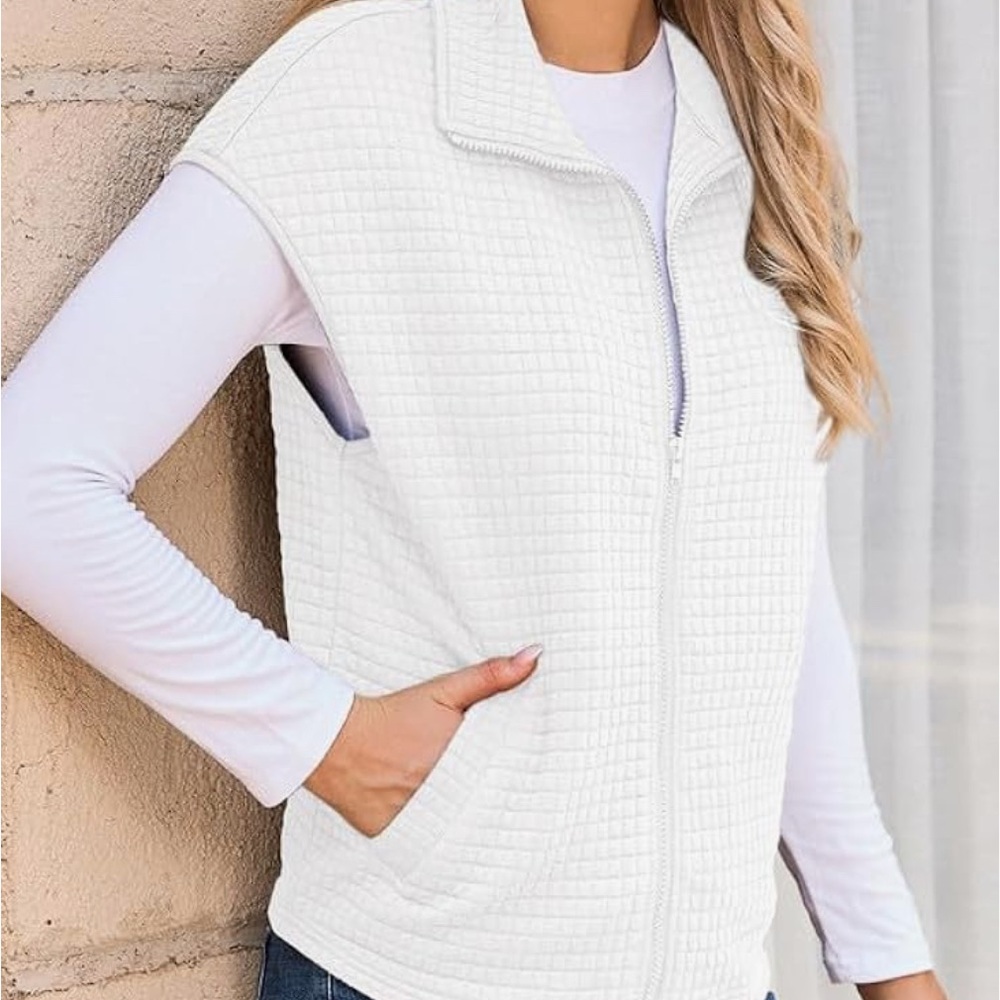 125:: Elegant Women's White Quilted Vest - Picture 5 of 8